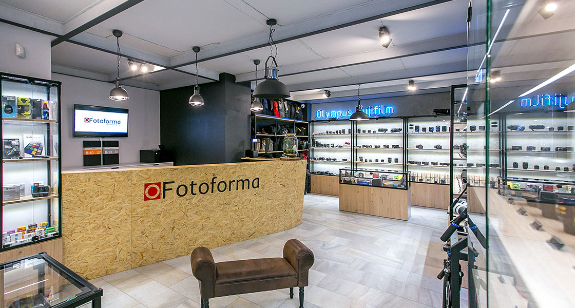 Firmowy salon FotoForma w Warszawie Sklep Fotoforma posiada stacjonarny punkt w Warszawie