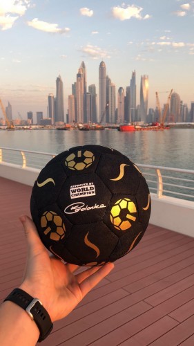 Piłka z autografem Mistrza Świata Freestyle Football Shows Sprzedaż treningowych koszulek, bluz i innych akcesoriów sportowych