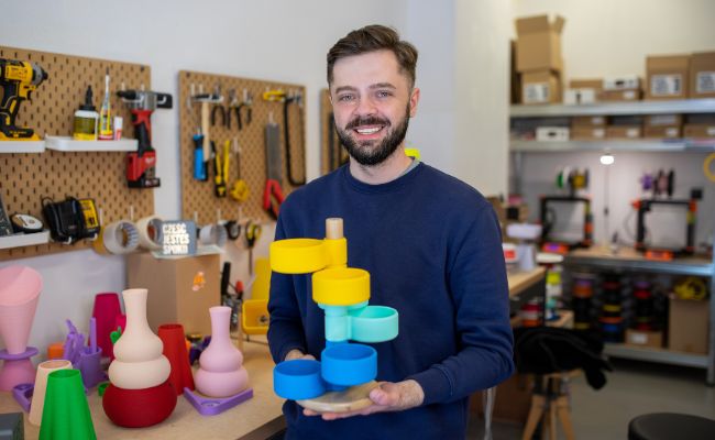 Projektant Yam yest Design prezentuje lampę do kupienia w sklepie internetowym Shoper 