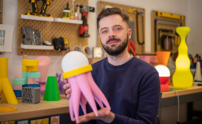 właściciel marki Yam Yest Design prezentuje lampę dostępną w sklepie internetowym na Shoperze 