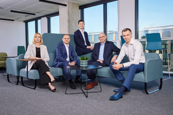 Zarząd firmy Shoper wraz ze współzałożycielem. Od lewej: Anna Miśko - CPO Shoper, Paweł Rybak - CCO Shoper, Marcin Kuśmierz - CEO Shoper, Piotr Biczysko - CFO Shoper, Krzysztof Krawczyk - założyciel Shoper