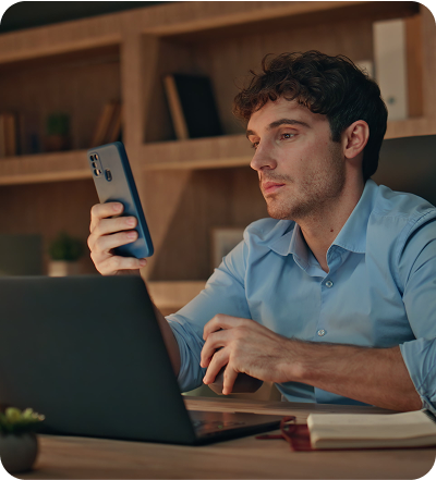 Mężczyzna dzwoni na infolinię platformy sklepów internetowych