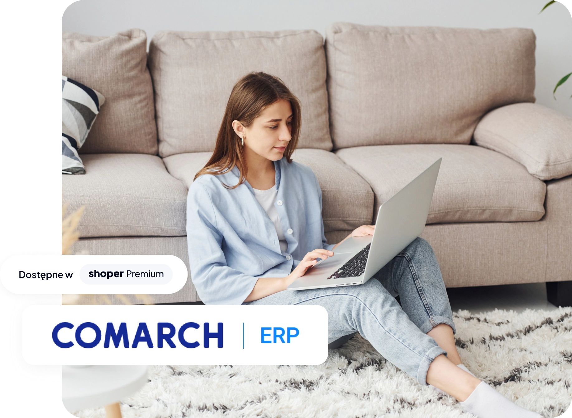Kobieta z komputerem siedząca przy kanapie oraz naniesione na grafikę logo Comarch ERP