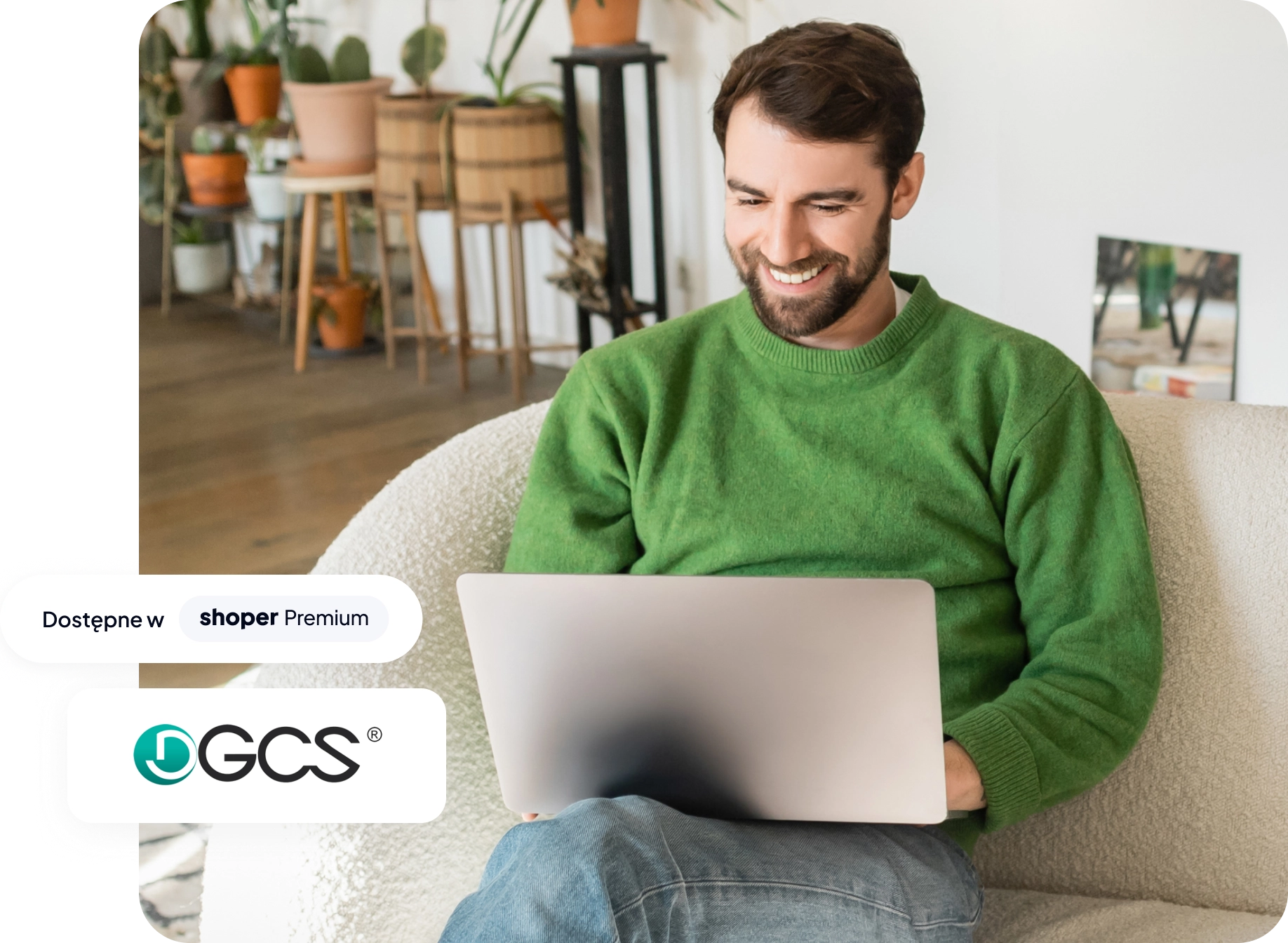 Mężczyzna siedzi przed komputerem, a na grafikę naniesione jest logo systemu ERP DGCS