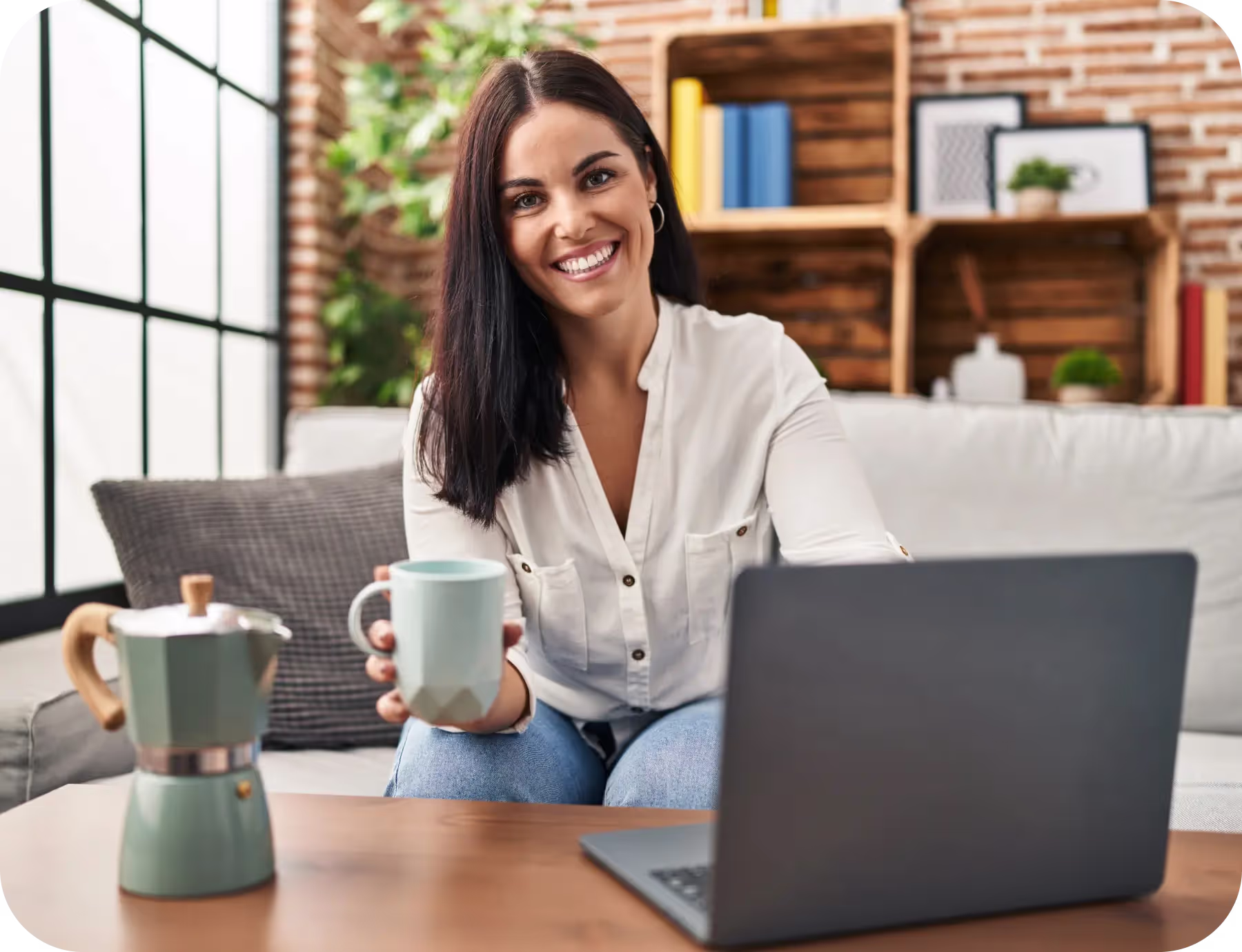 Kobieta przegląda oferty w serwisie ERLI na komputerze