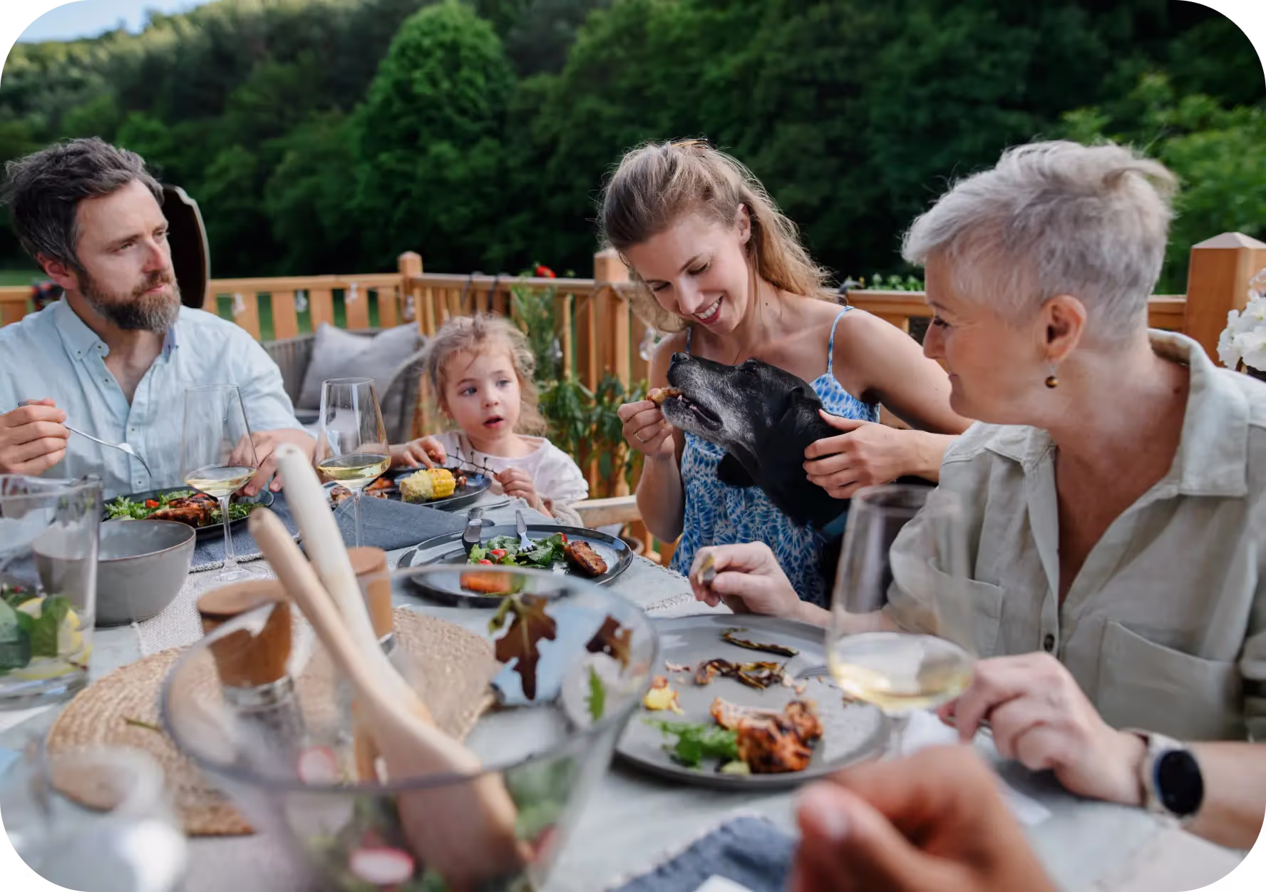 Rodzina spędza czas podczas posiłku w ogrodzie