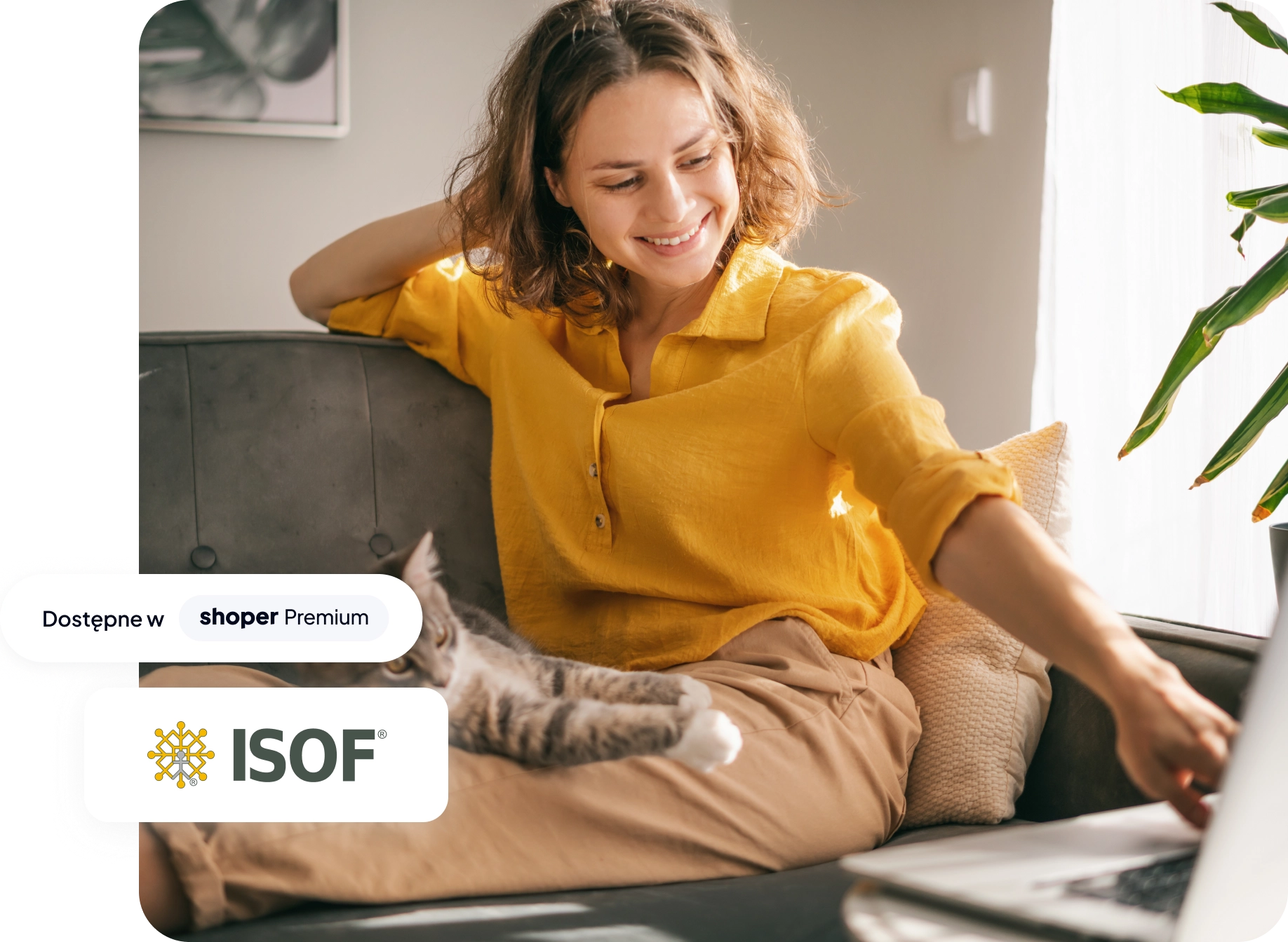 Kobieta siedzi na kanapie z kotem na kolanach i patrzy w komputer, a na grafikę naniesione jest logo systemu ERP ISOF