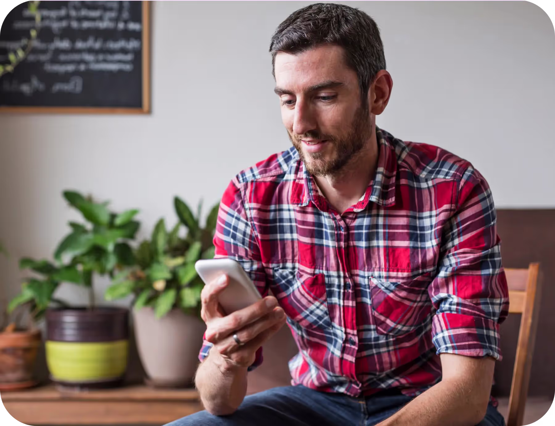 Mężczyzna przeglądający na telefonie oferty z serwisu Morele
