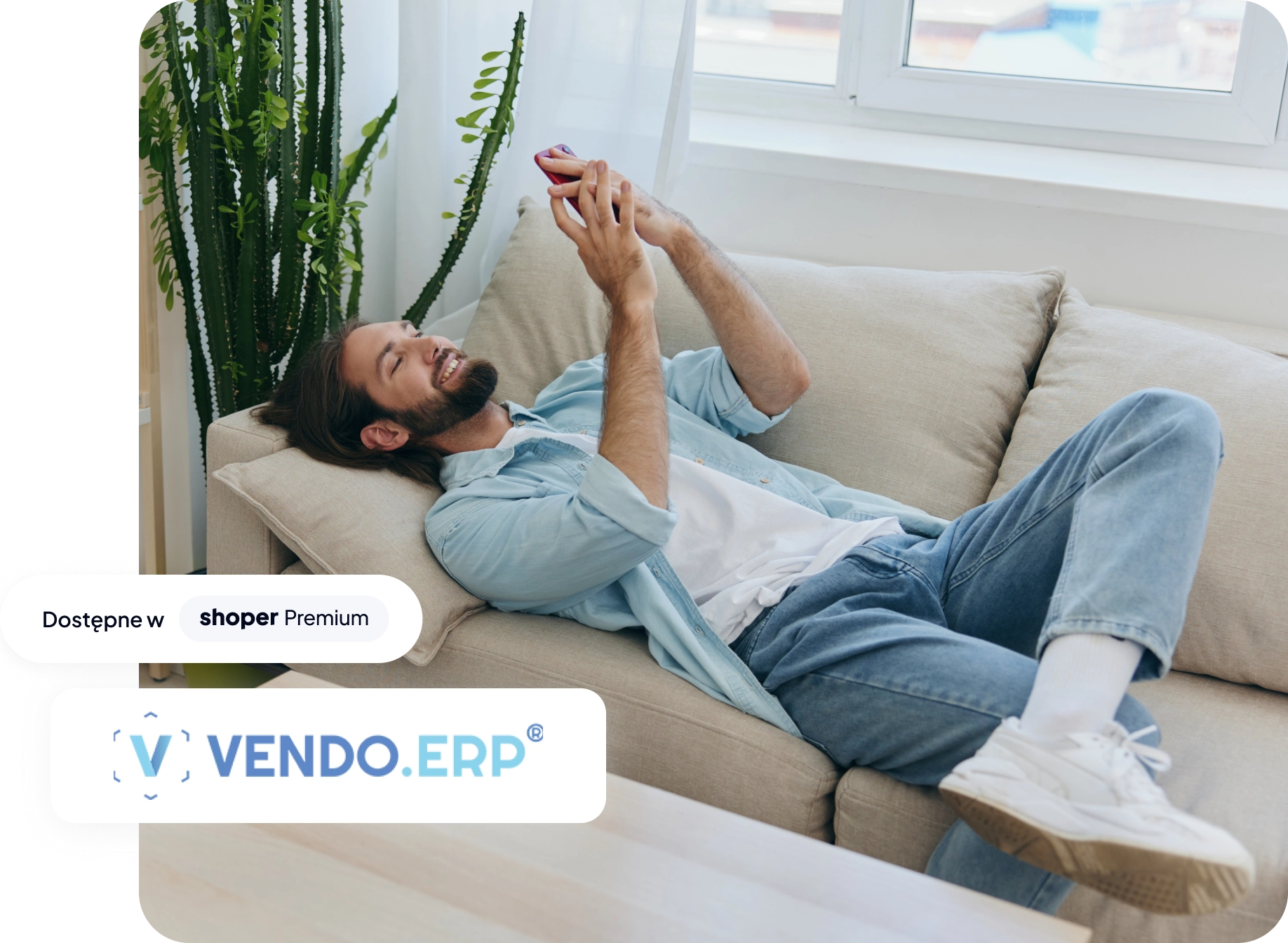 Mężczyzna leży na kanapie i patrzy w telefon, a na grafikę naniesione jest logo systemu Vendo ERP