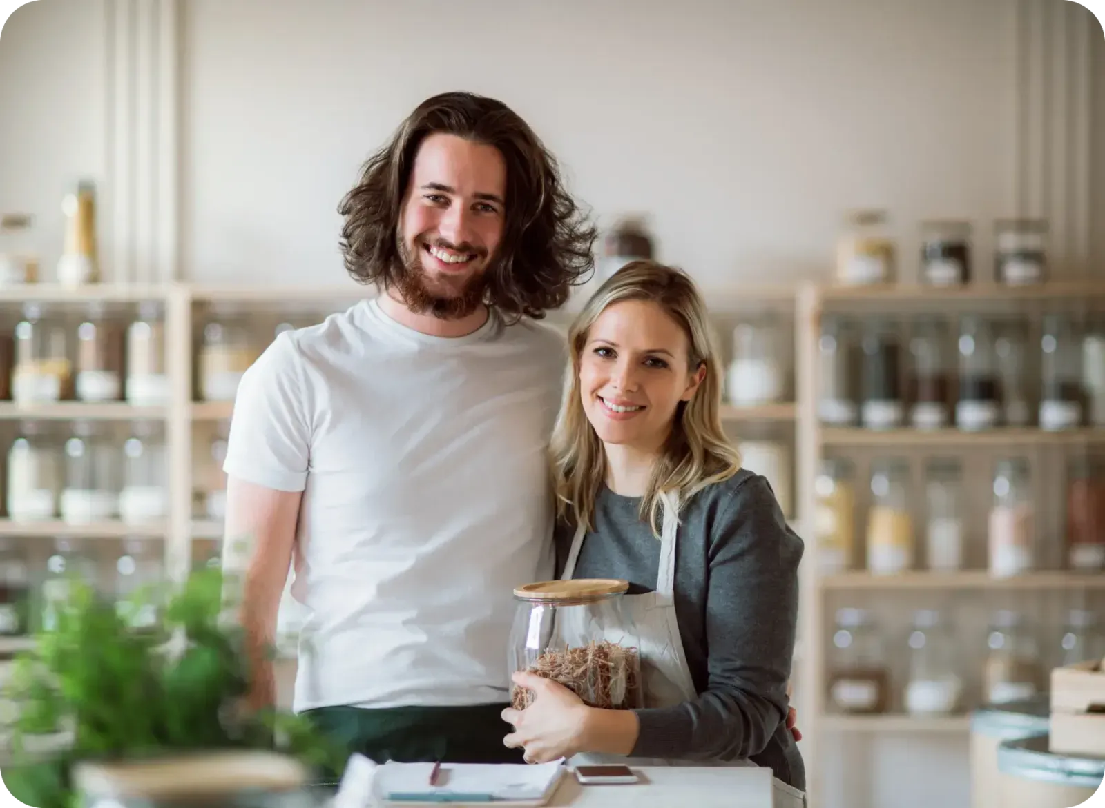 Para sprzedająca produkty we własnym sklepie internetowym