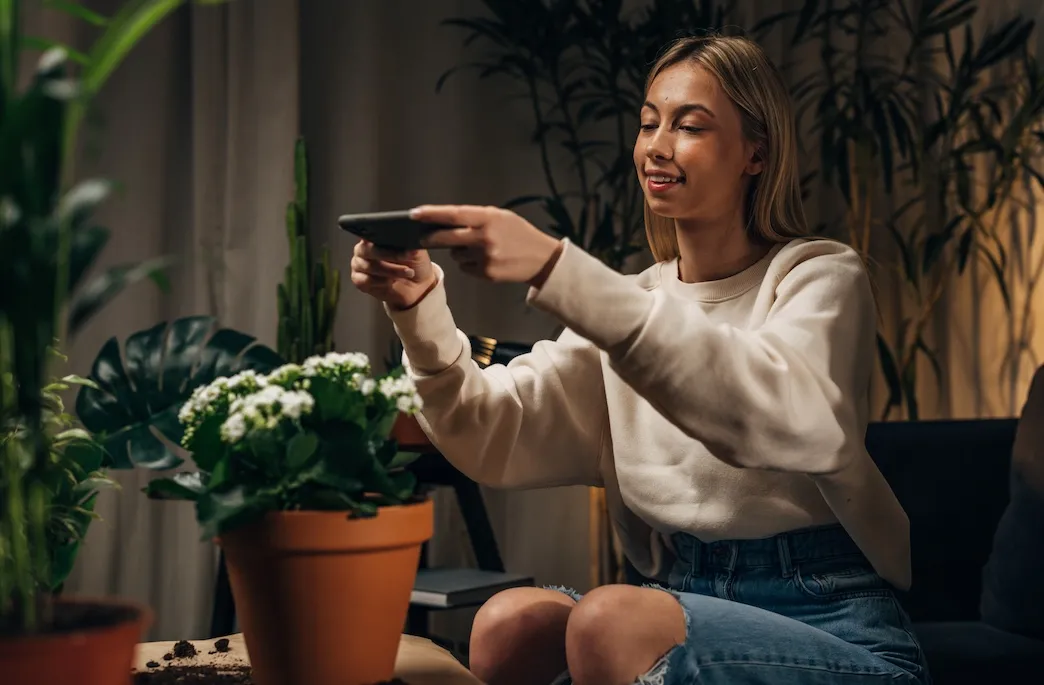 Kobieta przygotowuje materiały marketingowe do swojego sklepu online