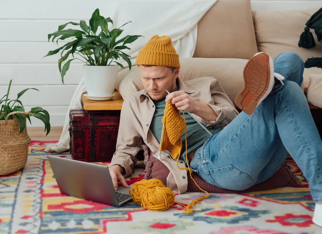 Mężczyzna edukuje się w zakresie e-commerce