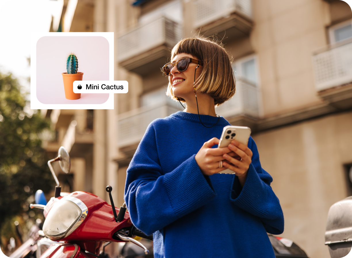 Dziewczyna przegląda telefon w poszukiwaniu produktu