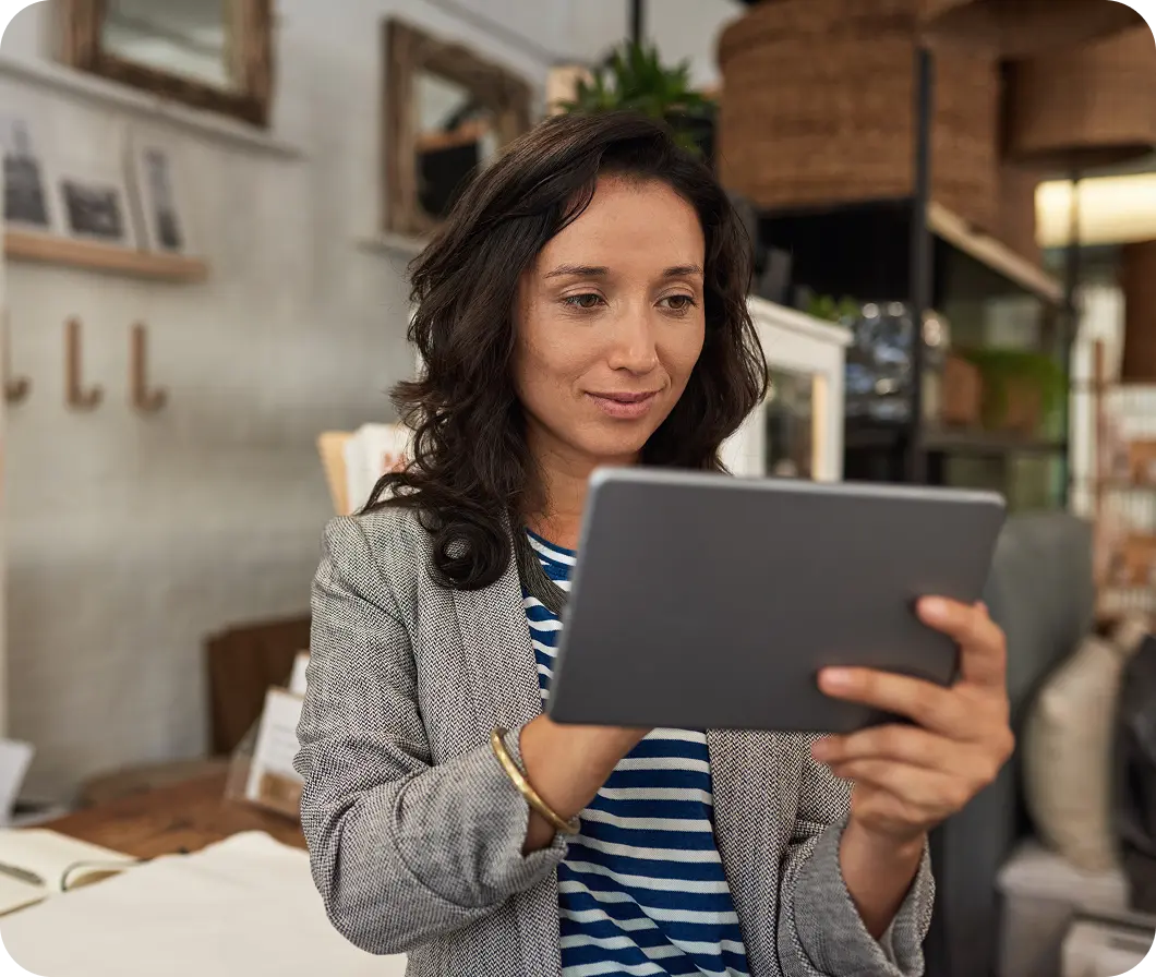 Właścicielka sklepu pracuje w domu i zarządza promocjami na komputerze