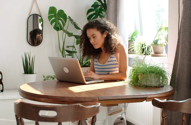 Kobieta zakłada sklep internetowy