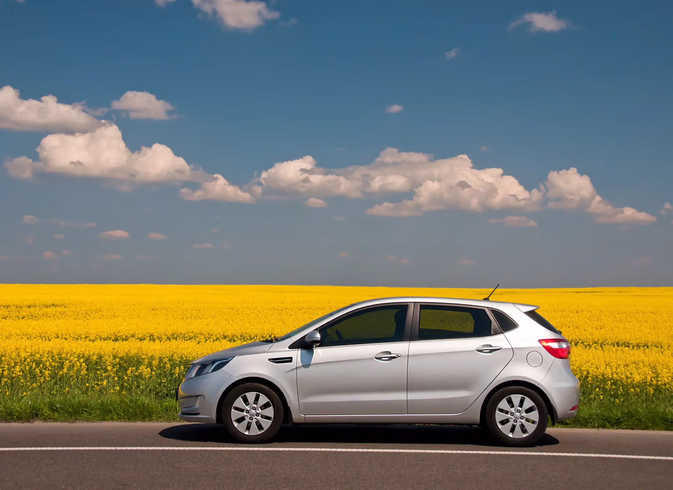Srebrne auto marki Kia