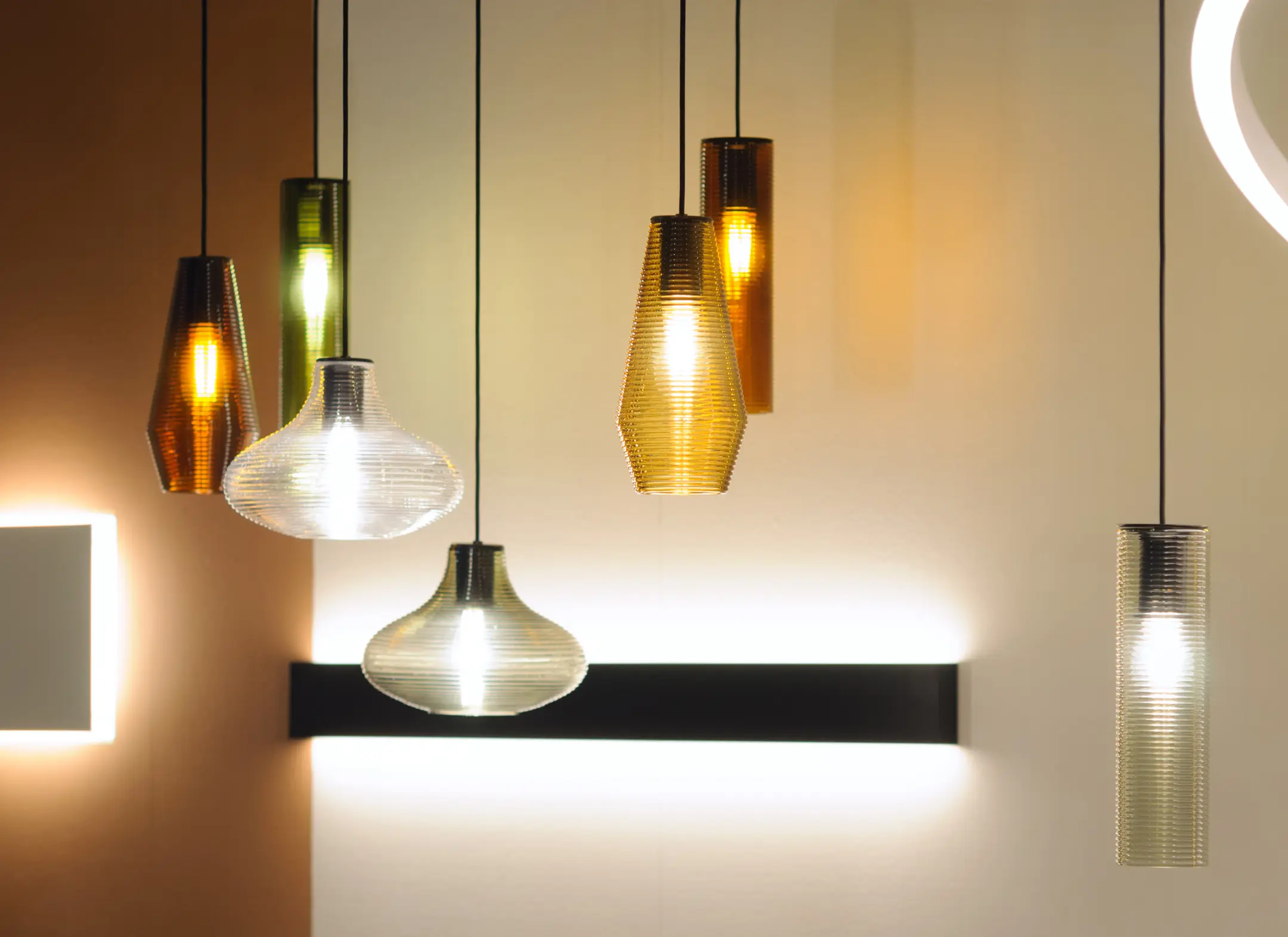 Wiszące lampy z ryflowanego szkła