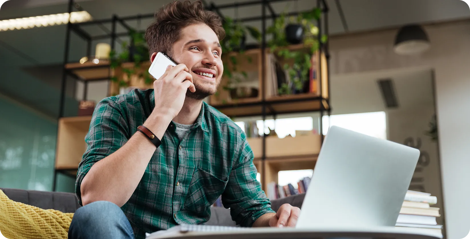 Mężczyzna siedzi na kanapie i prowadzi sprzedaż w modelu dropshipping